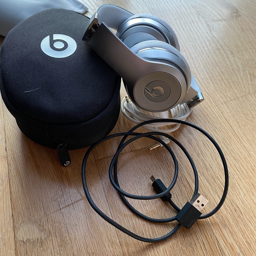Wireless Silver Beats